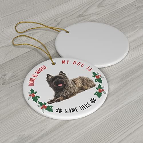 שם מותאם אישית Cairn Terrier שוכב בבית הוא המקום בו הכלב שלי הוא מתנות 2023 מעגל קישוטים לעץ חג המולד